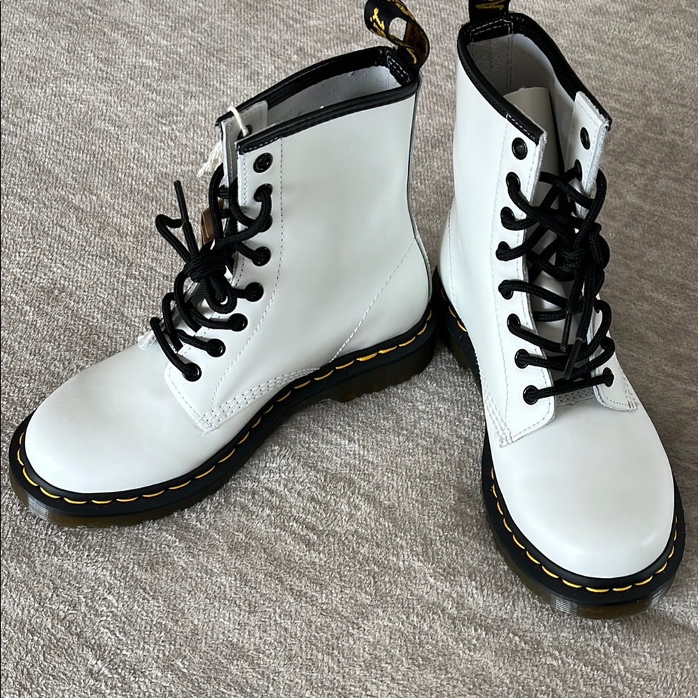 NWT Dr. Martens 1460 Smooth Leather Lace Up Boots